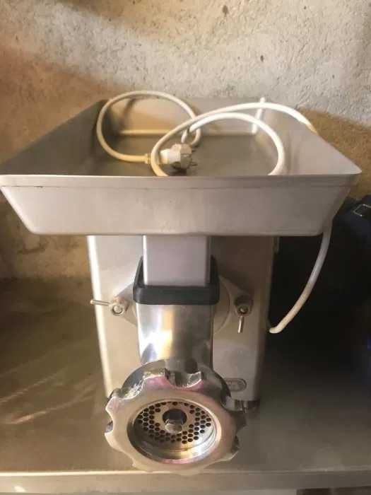 Picadora de carne a funcionar muito bem