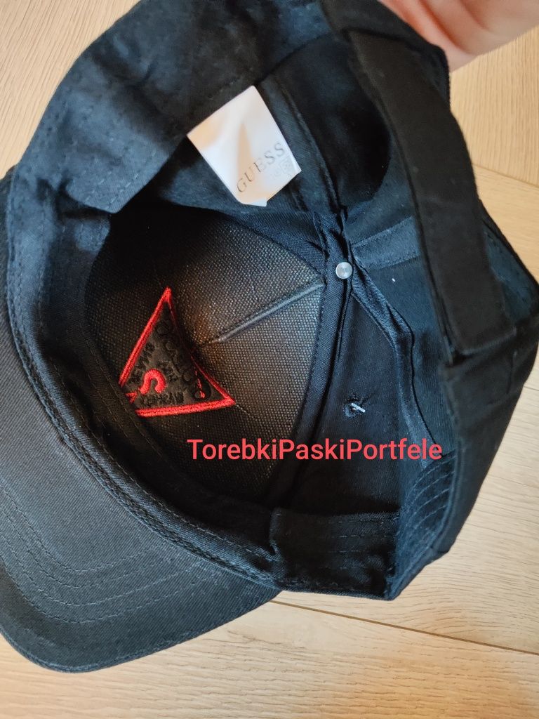 Nowa czapka z daszkiem Guess.