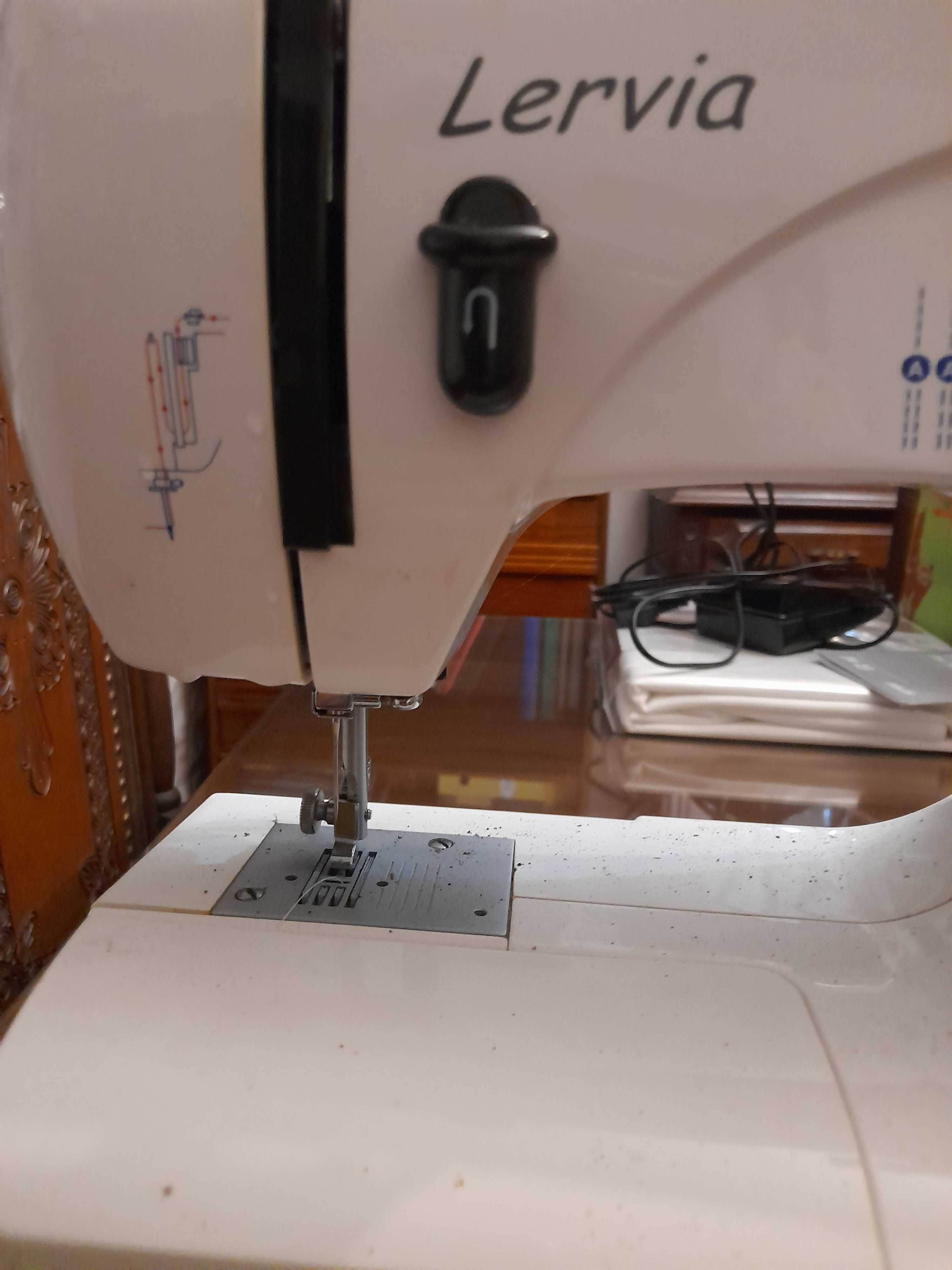 Máquina de costura nova.