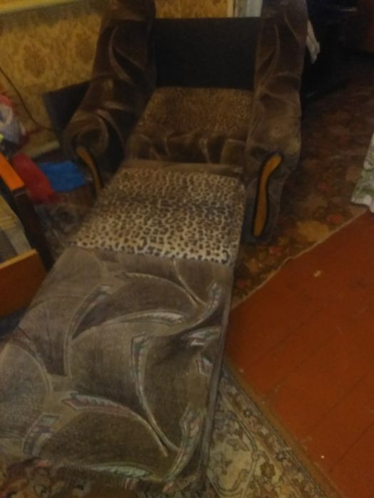 Продам  мягкую мебель и комод