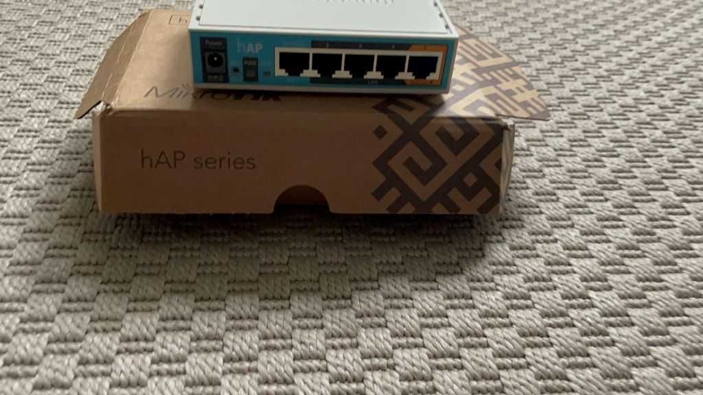 MikroTik hAP RB951Ui-2nD, router WiFi 2,4GHz