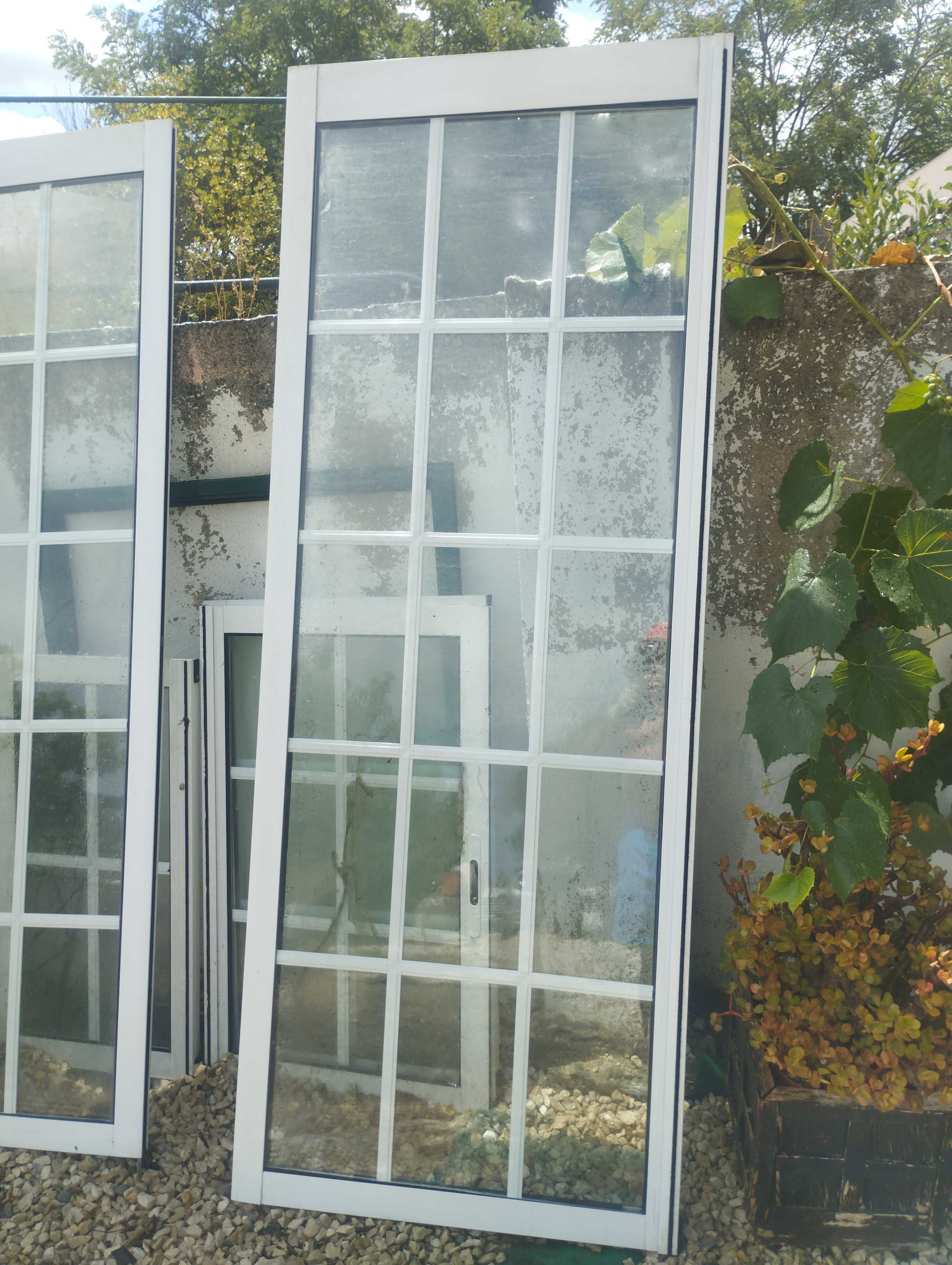 Portas de alumínio com vidro duplo em quadrícula