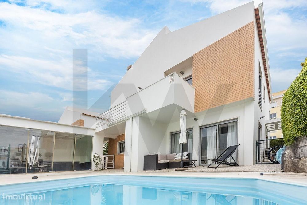 Moradia T5 com Piscina nos Jardins da Parede – Estoril