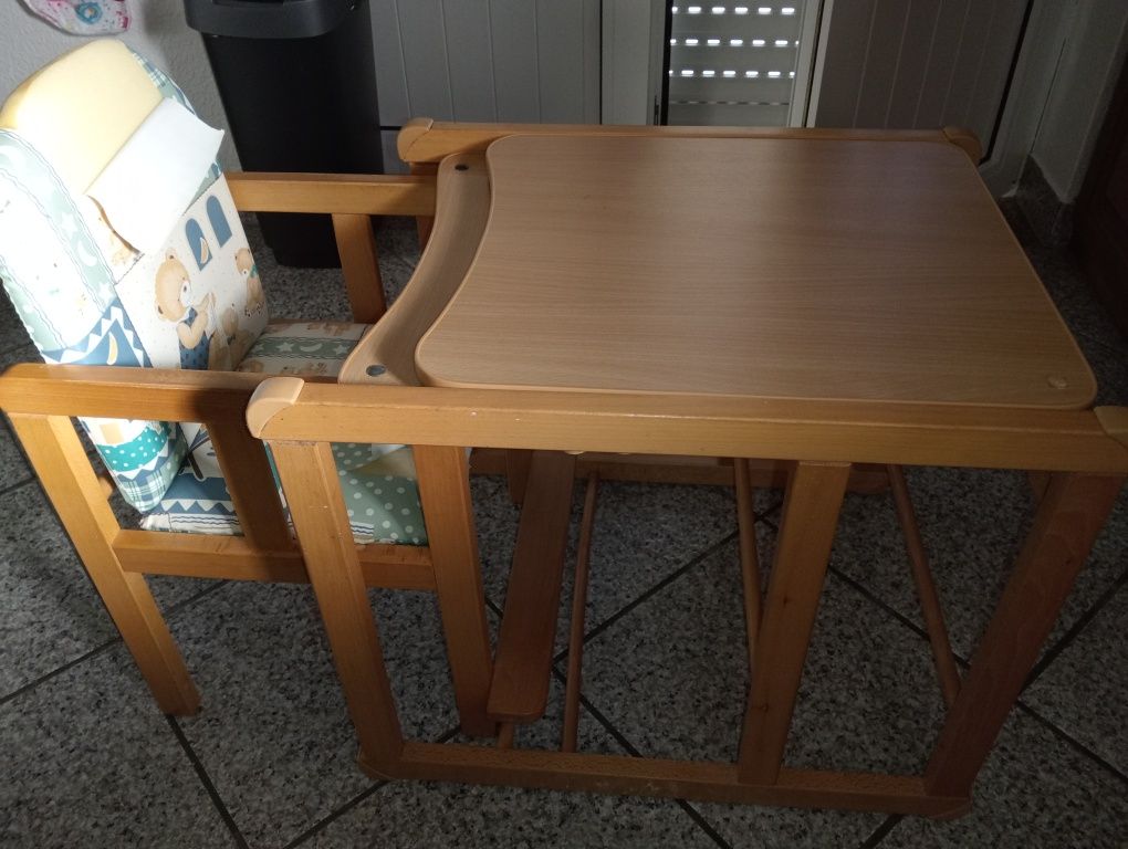 Cadeirinha de refeição em madeira