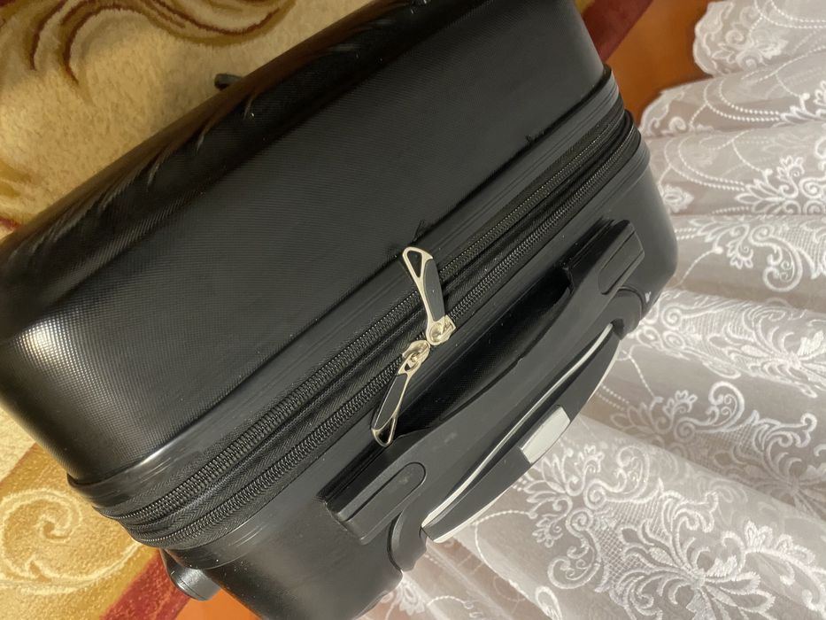 Валіза чорного кольру