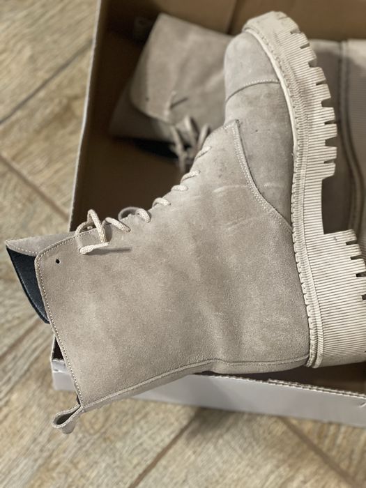 Продам замшеві зимові ботинки