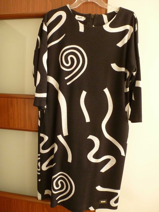 Czarna sukienka w szare nieregularne wzory 40/42