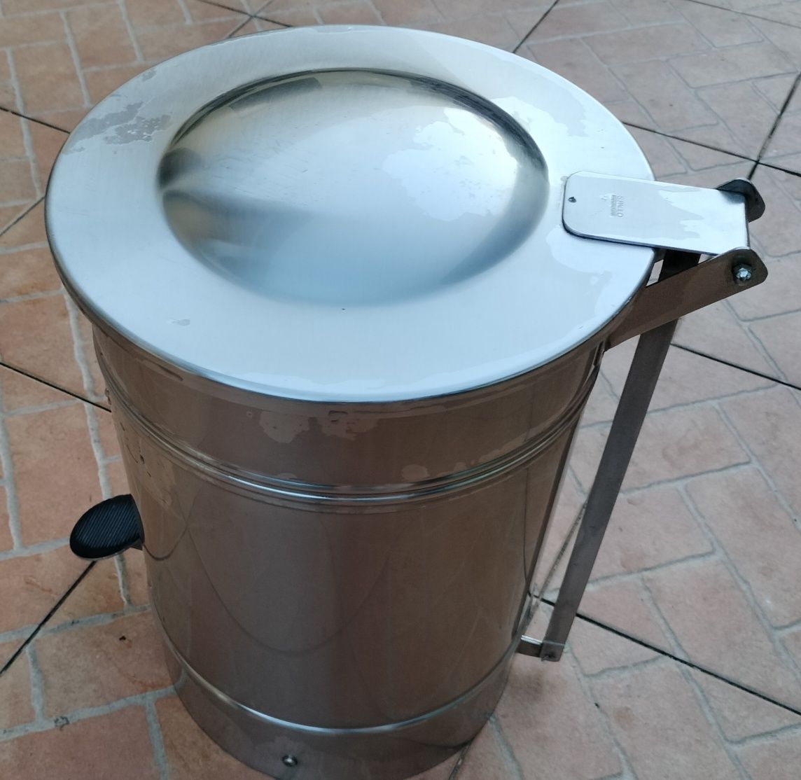Caixote de lixo em aço inoxidável com tampa acionada por pedal