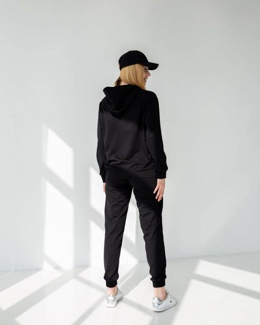 Спортивний тёплый, зимний чёрный костюм.