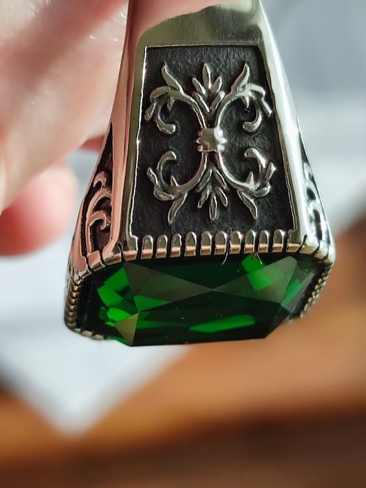 Szmaragdowy sygnet 13