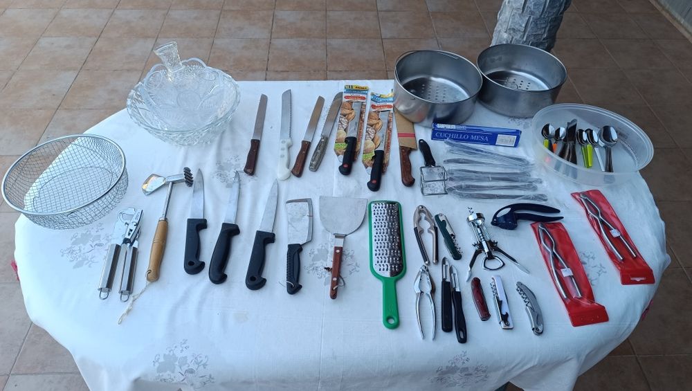 Talheres vários coisas da cozinha.