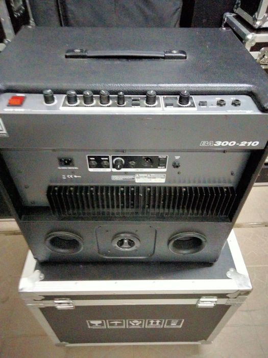 Басове комбо Ampeg BA300-210