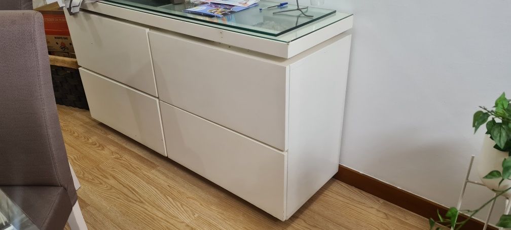Móvel com gavetas branco