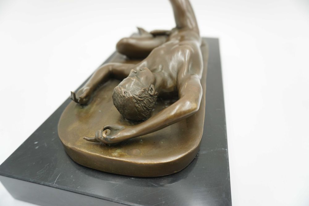 FIGURA z brązu akt męski nagi mężczyzna leżący