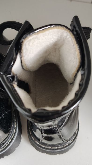 Kozaczki dziewczęce ocieplane czarne lakierowane 23