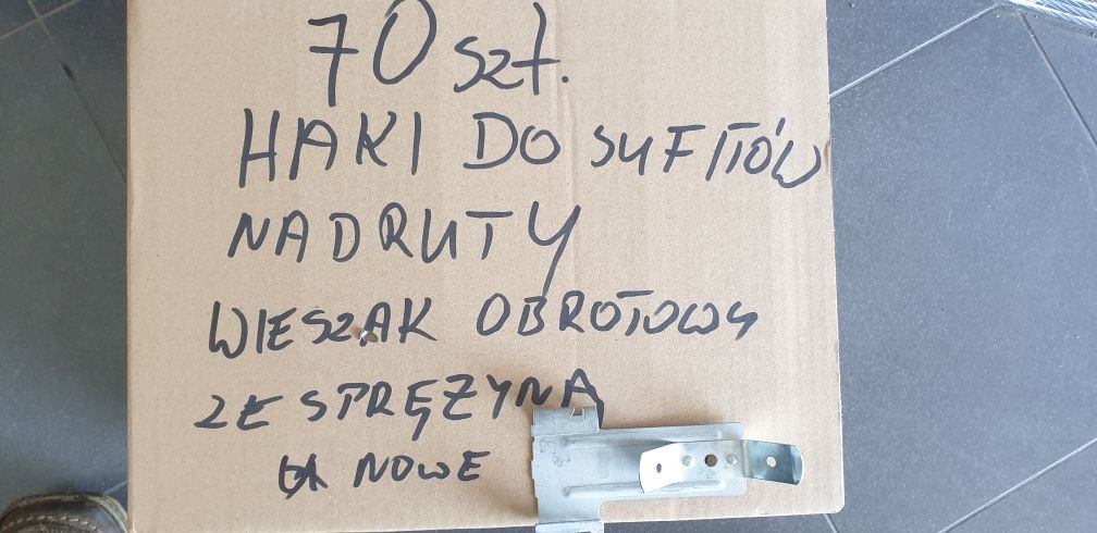 Wieszak obrotowy z sprezyną