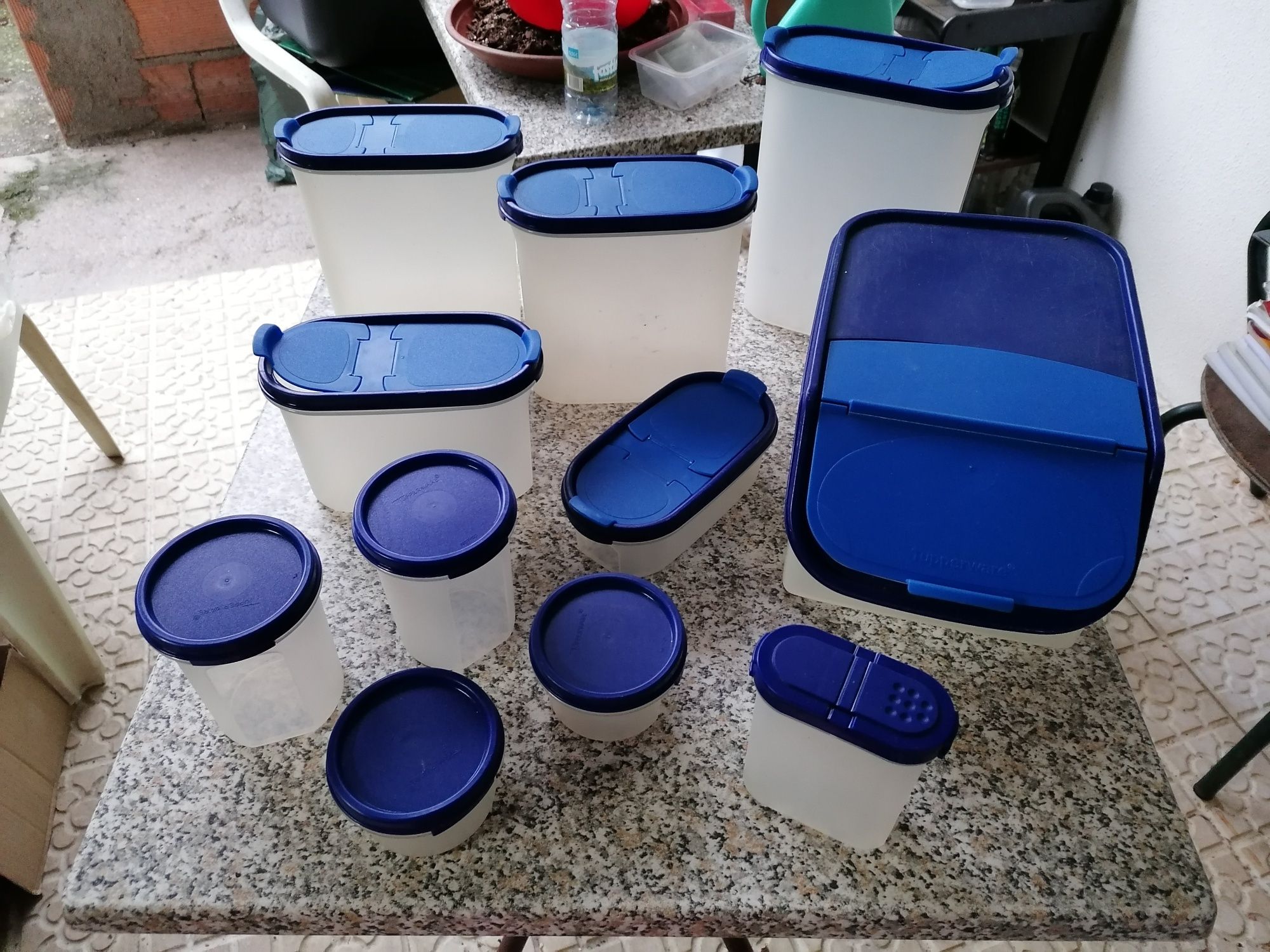 Vários Tupperwares