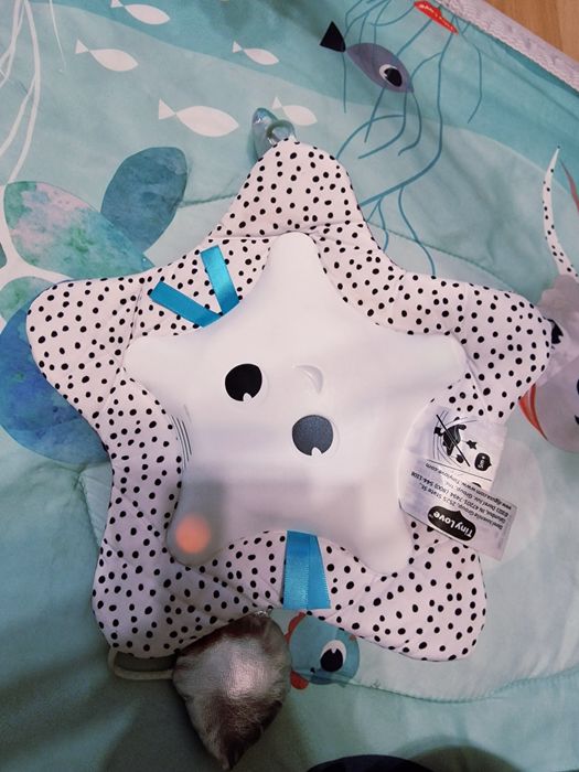 Mata dla niemowląt z motywem morskim i grającą karuzelą Tiny Love