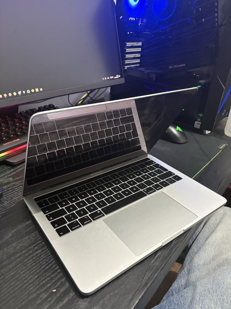 MacBook Pro 2019 - 13” Touch Bar - 16GB RAM / 256GB SSD (ecrã partido)