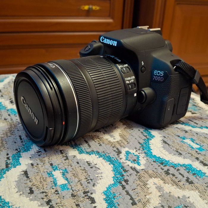 Canon EOS 700D + kit 18-135mm объектив идеальное состояние