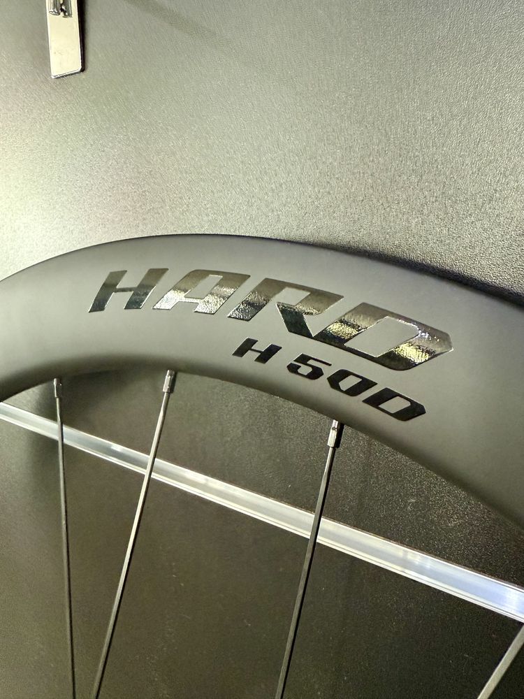 CARBONOWY zestaw kòł szosowych UNAAS HARD H50disc
