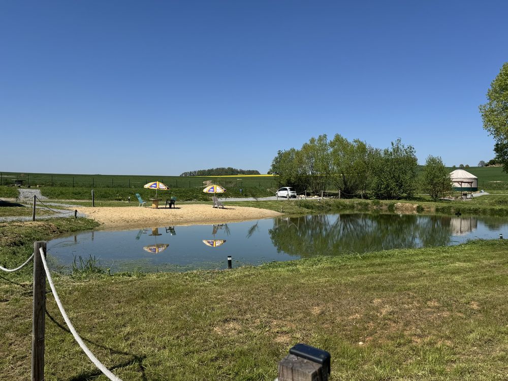 Namiot glamp nad stawem ze strefą spa w górach Sowich