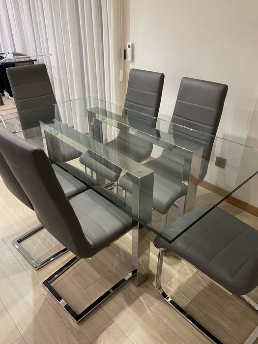 Mesa de refeição e cadeiras