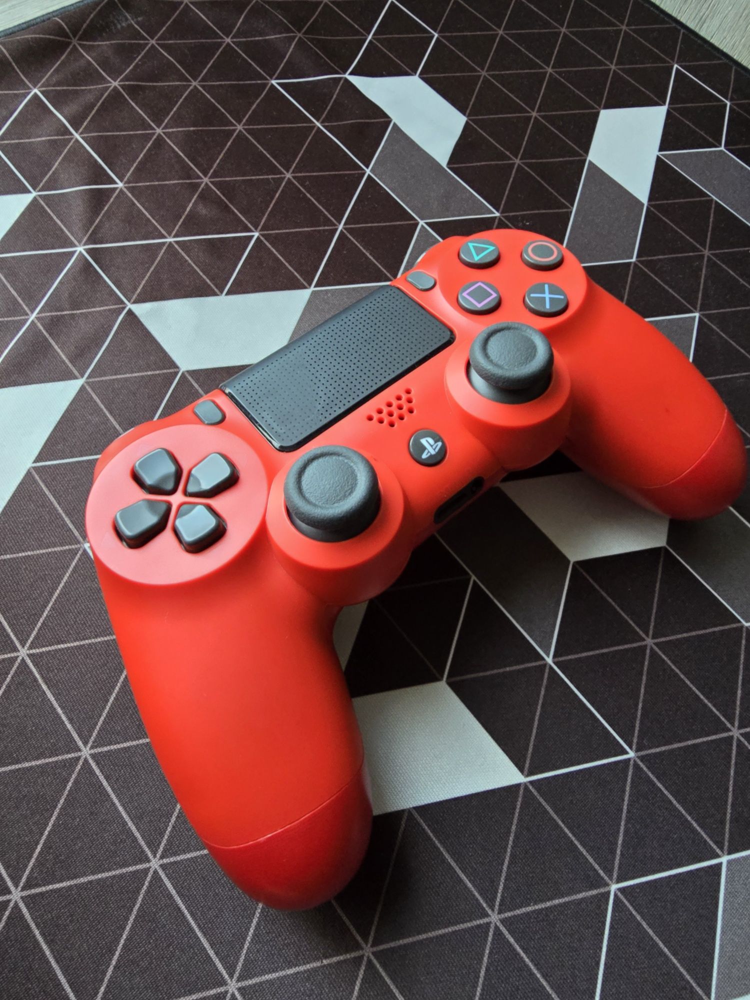 Dualshock 4V2 Magma Red
Dualshock 4 V2
В гарному стані, оригінал. Все