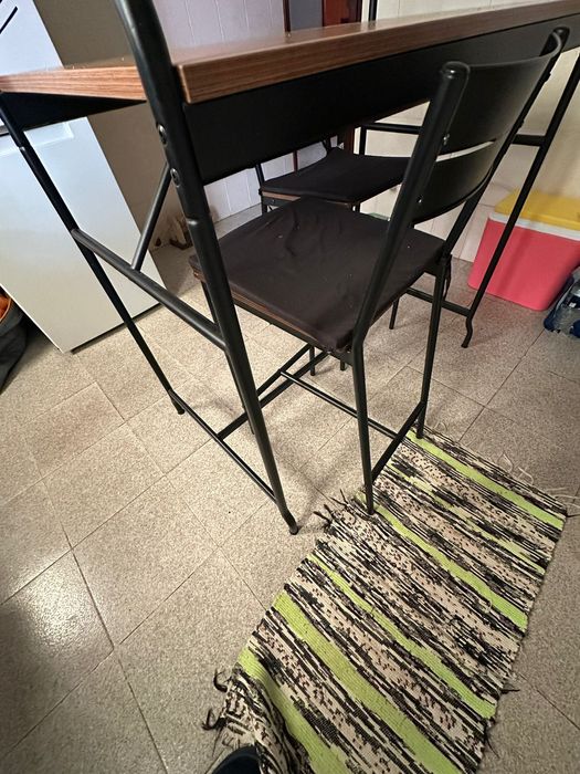 Mesa alta + 2 cadeiras