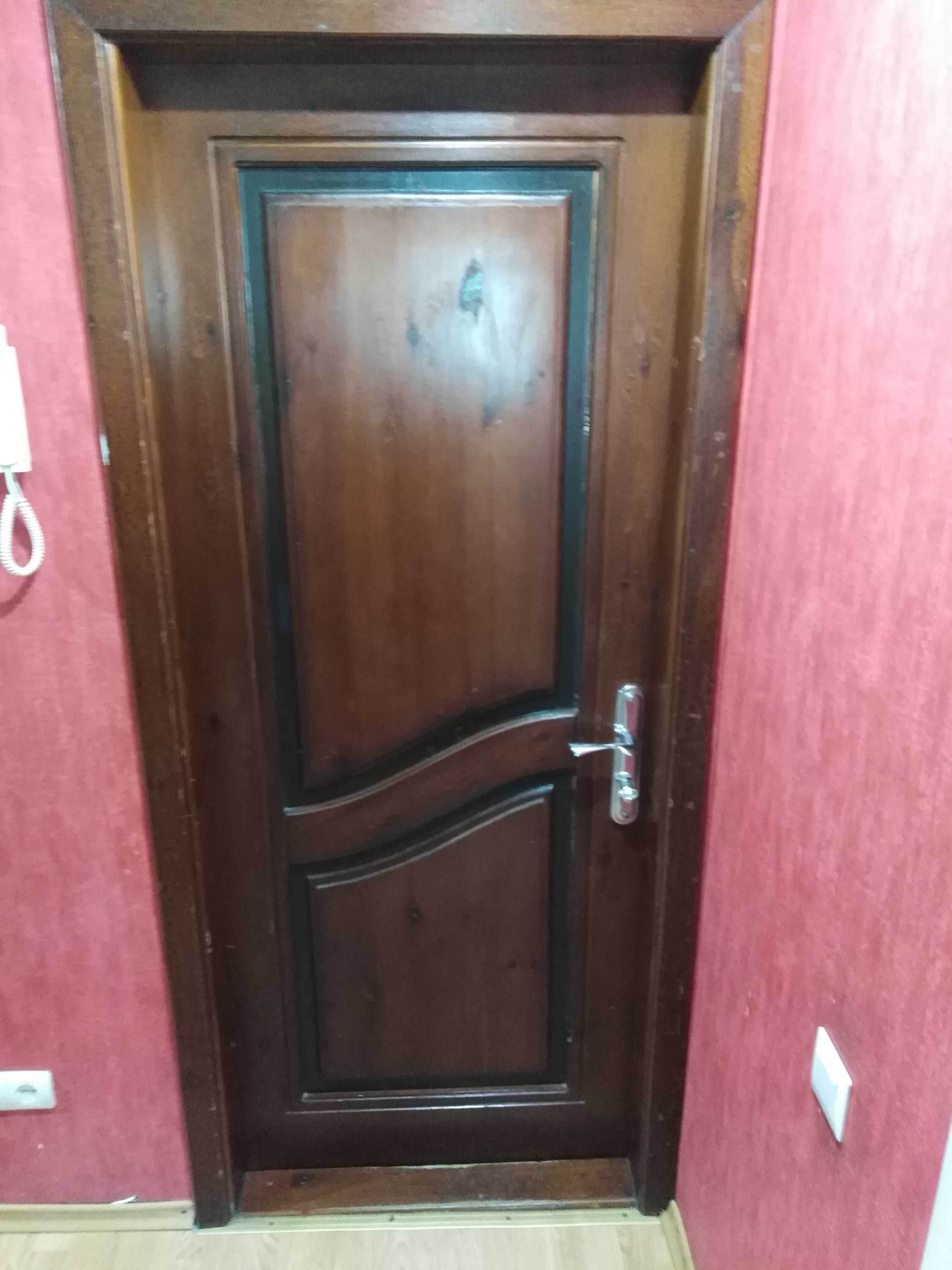 Продам дверь входную ( дерево) в комплекте. Б/У.  Торг.