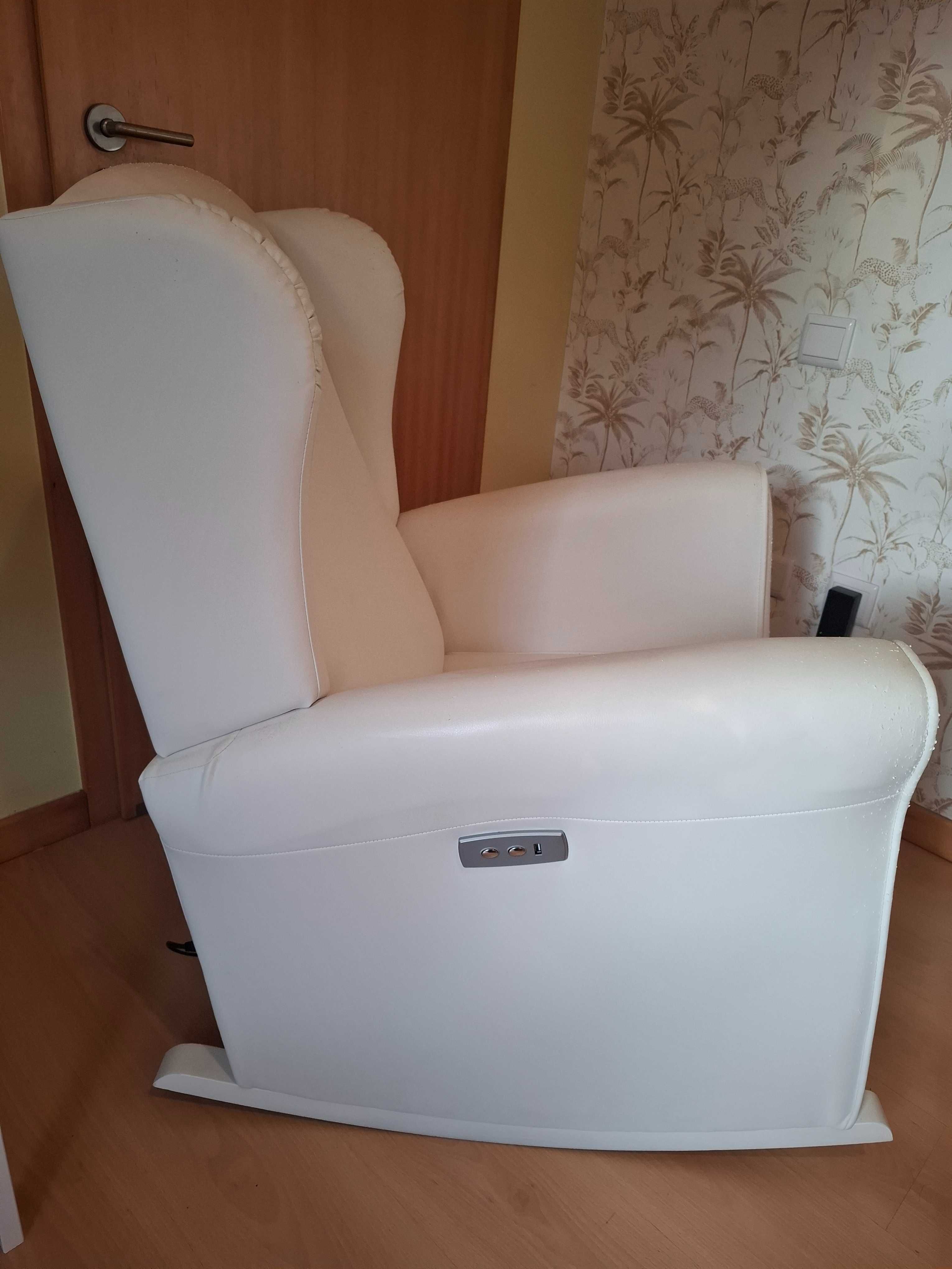 Poltrona de Amamentação / Recliner com Apoio de Pés — Polipiel Bege