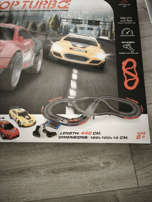 Tor wyścigowy z dwoma samochodami