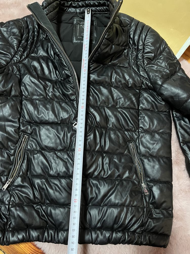Guess kurtka skórzana czarna pikowaną połyskująca świecąca XS bomber