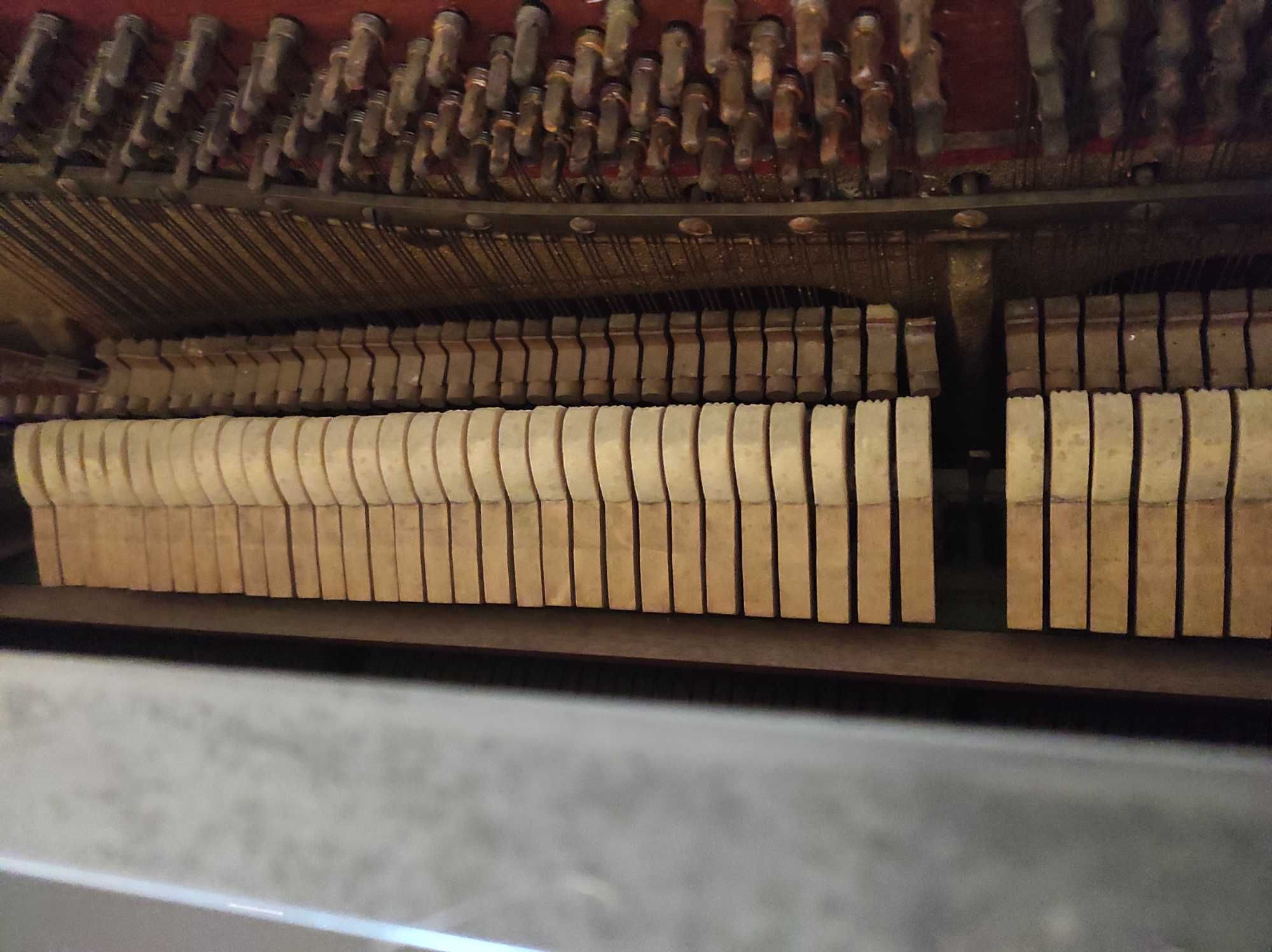 zabytkowe pianino Bracia Koischwitz z fabryki z Łodzi