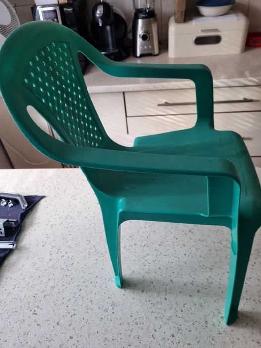 Krzesełko plastikowe dziecięce używane