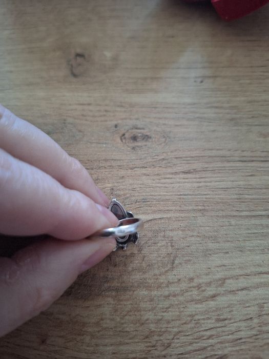 Stary srebrny pierścionek z hematytem