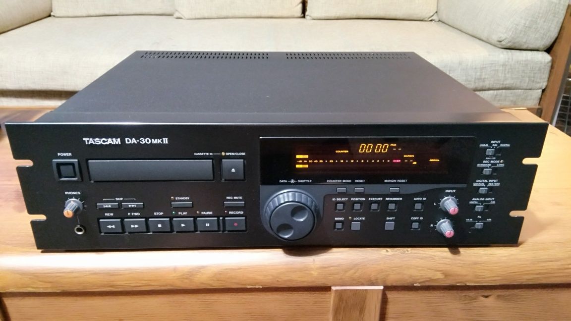 Profesjonalny magnetofon cyfrowy DAT Tascam da-30 MK II