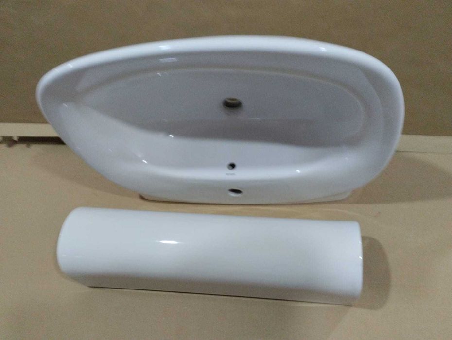 Lavatório em Porcelana com Pé ( Bellavista ). Dimensões nas fotos.