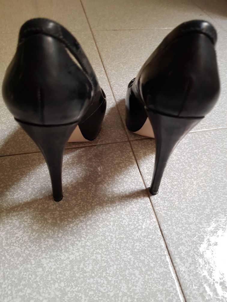 Sapatos Aldo em verniz, com plataforma.