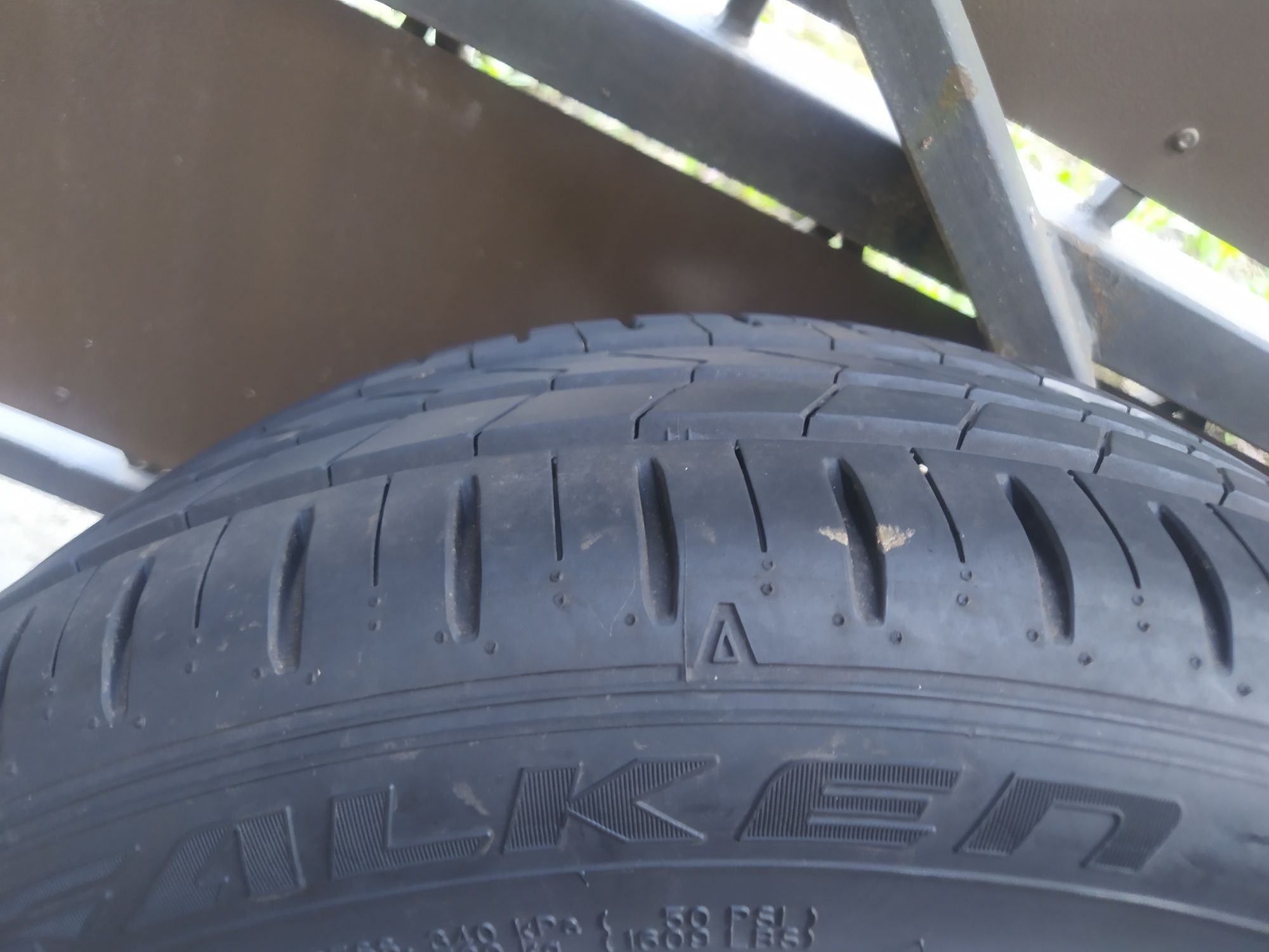 Продам  шини  235/45R17