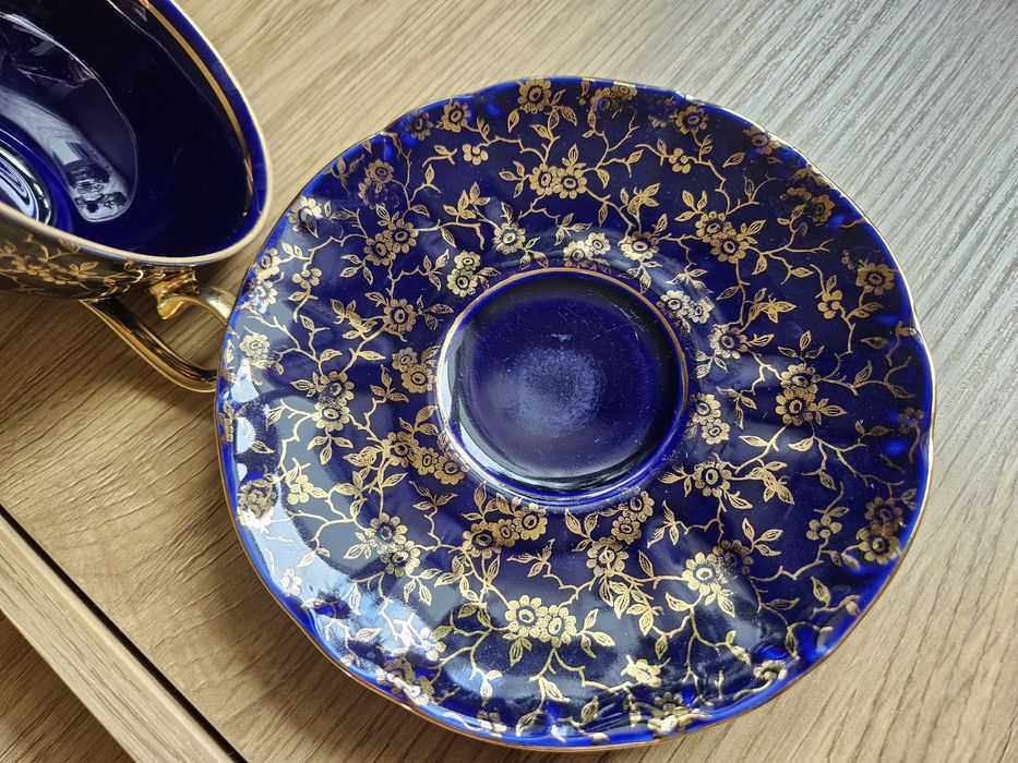 Filiżanka kolekcjonerska , kobaltowa porcelana ze złotymi zdobieniami