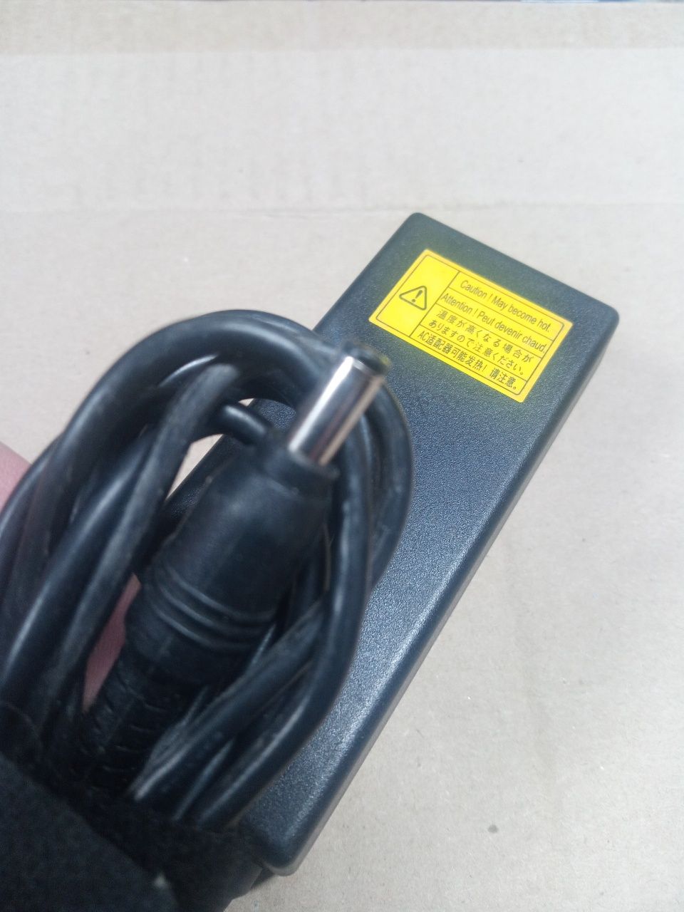 Оригинал блок питания Toshiba Fujifsu Asus 19V 3,42A 65W 5.5/2.5