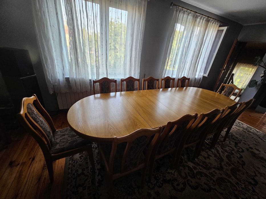 Stół rozkładany z krzesłami