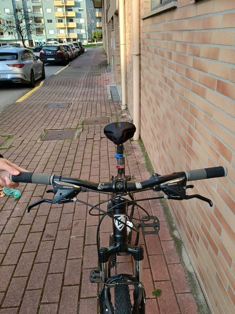 Bicicleta BERG Trail rock -  c/suspensão e 8 mudanças