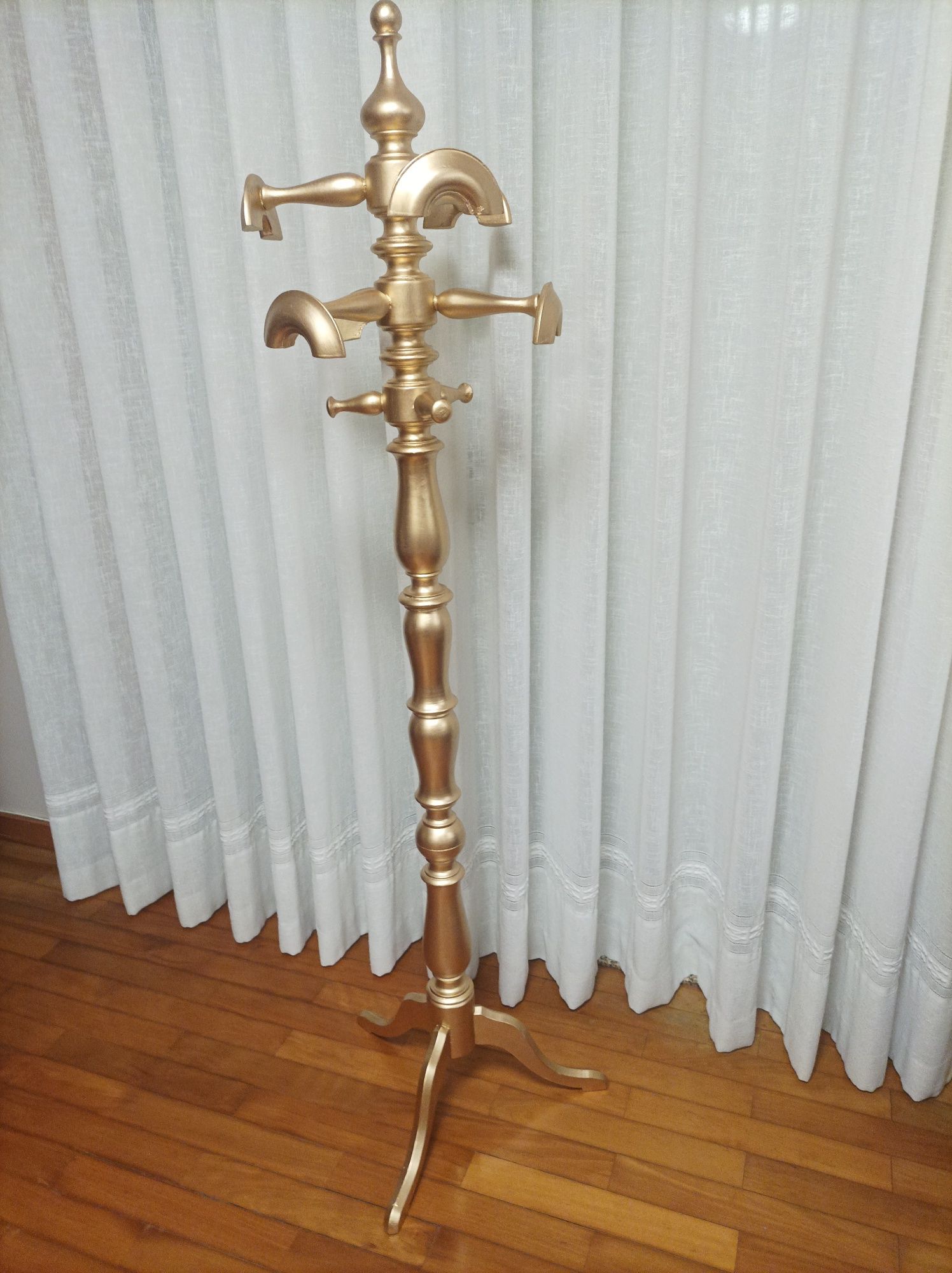 Conjunto centenário restaurado acabamento em ouro velho.