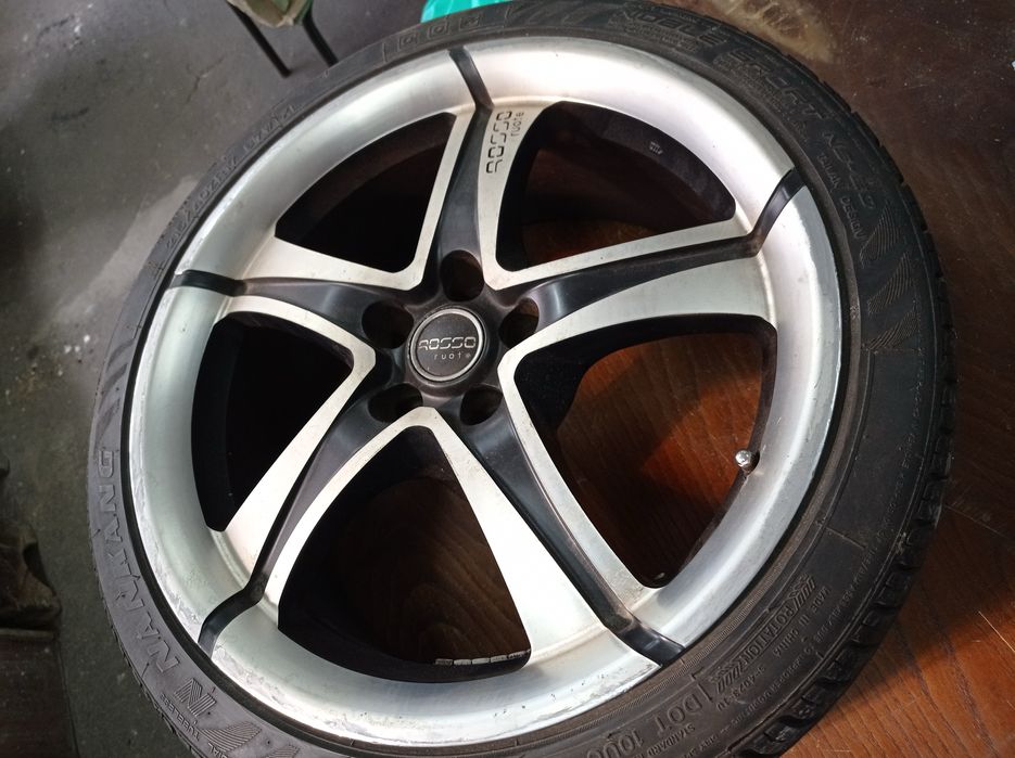 Jantes com pneu com algum piso