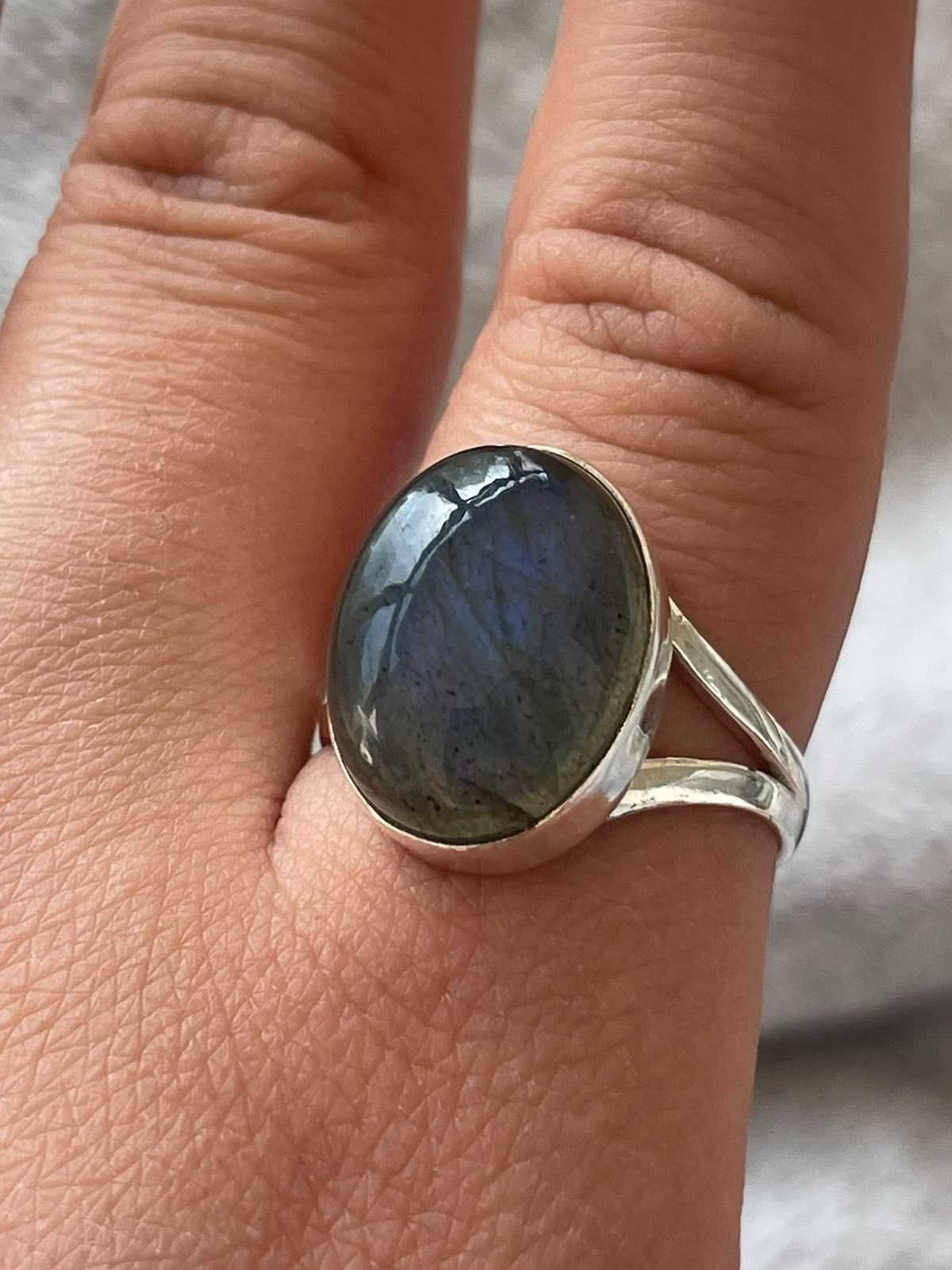 Серебряное кольцо с натуральным лабрадором. Размер 19, 18.5