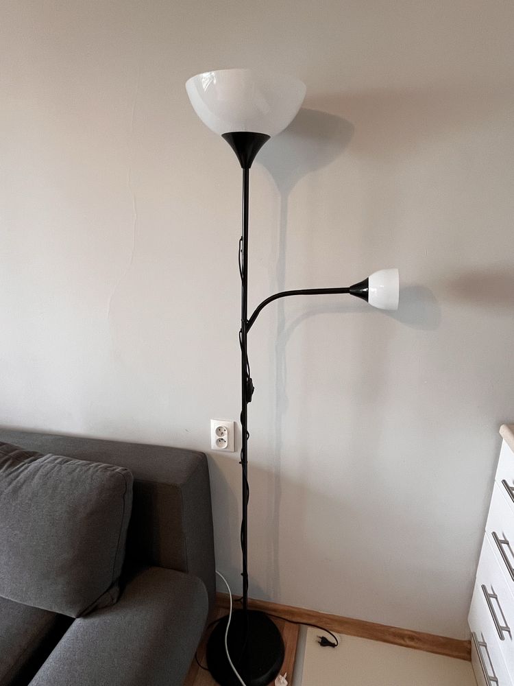 Lampa stojąca czarno biała