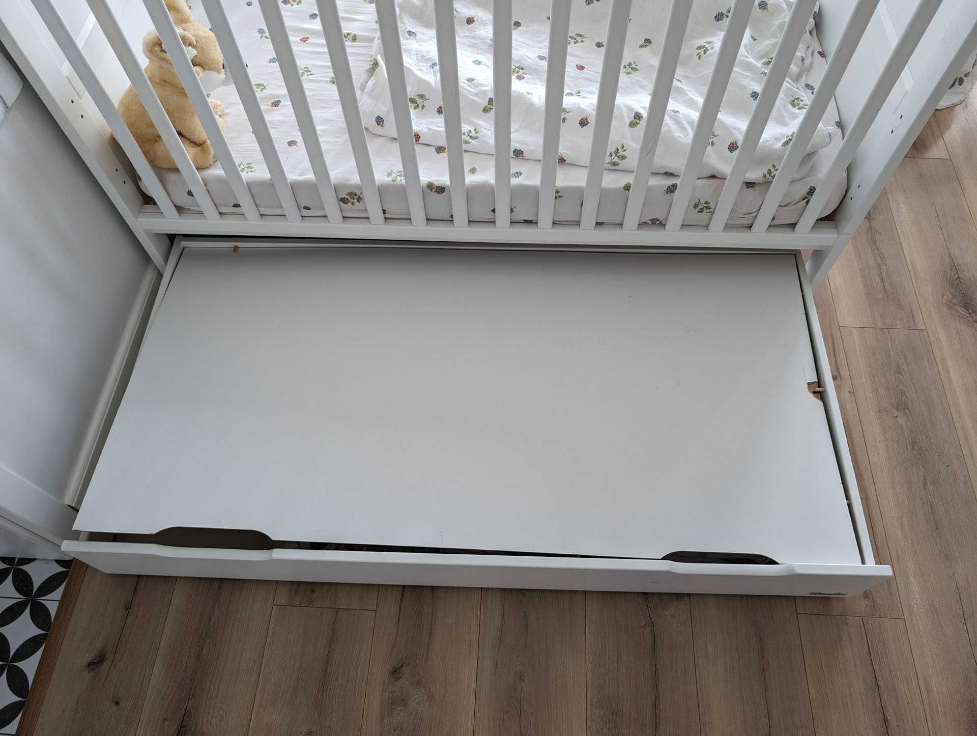 Łóżeczko dziecięce Hampton Cot Bed 140x70 z materac Quality i szufladą