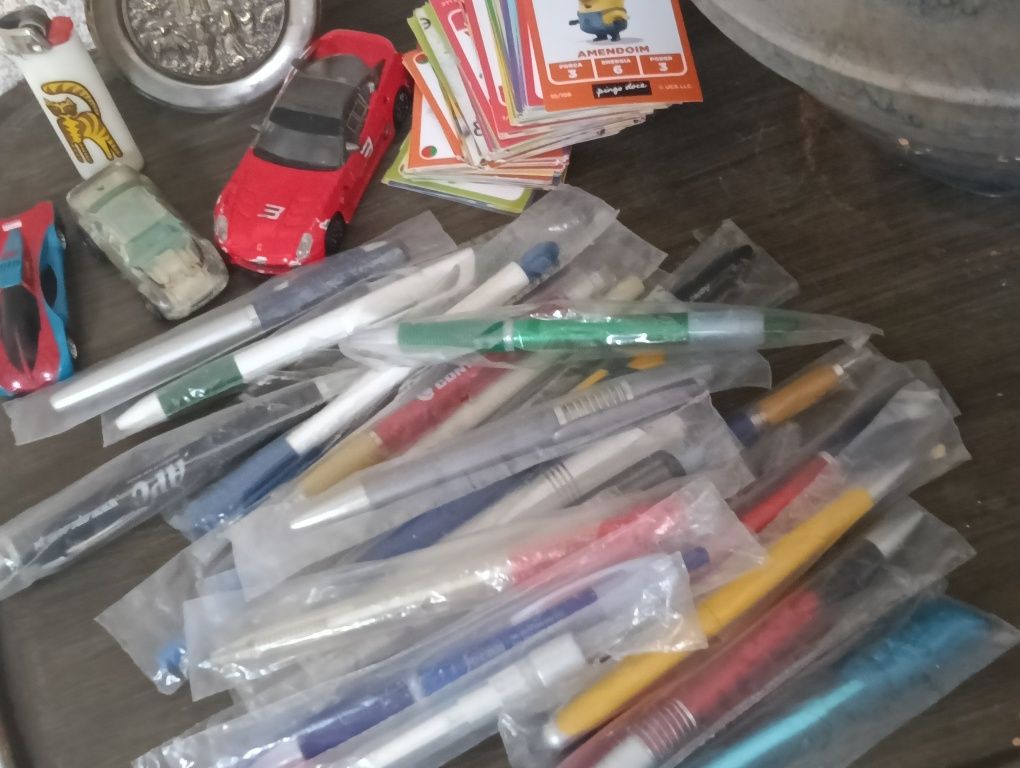 Lote de 22 canetas ainda no plástico